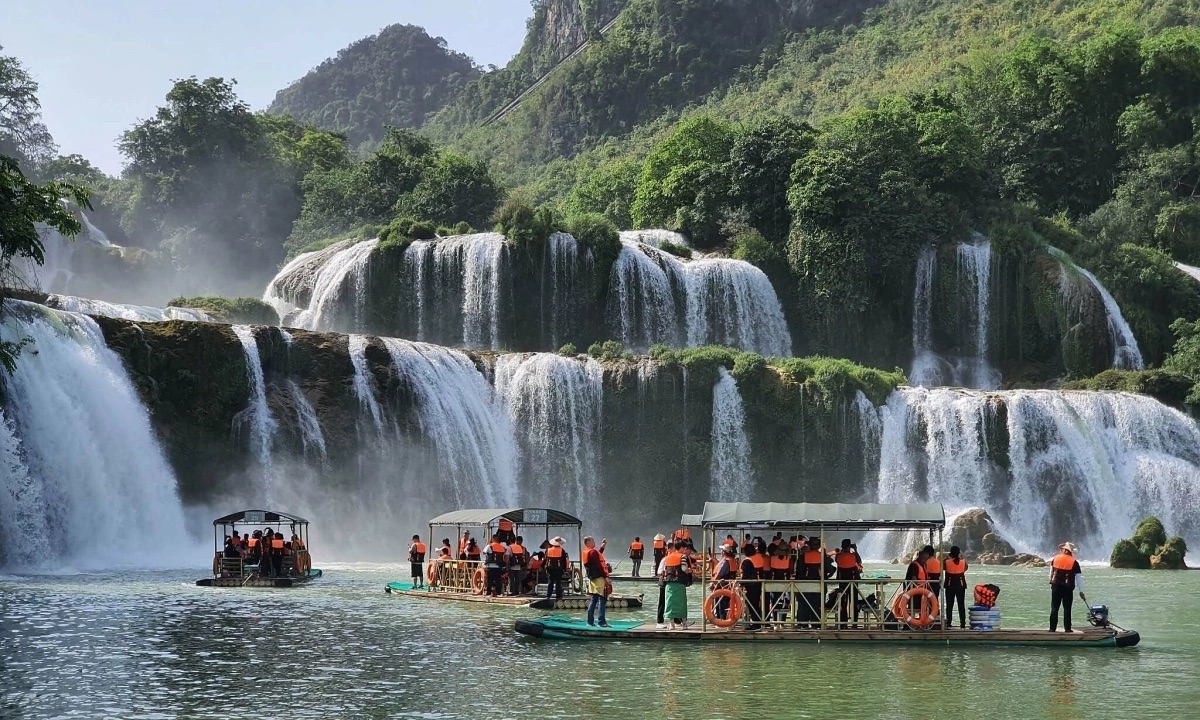 Thác Bản Giốc Cao Bằng mùa nước đẹp hùng vĩ