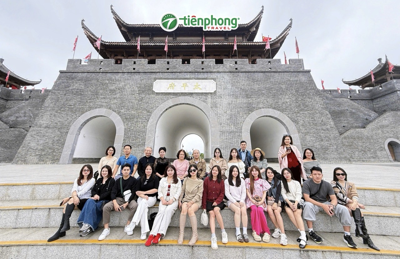 Toàn cảnh Thái Bình Cổ Trấn Sùng Tả, Quảng Tây với nhà cổ mái ngói bên sông Tả Giang