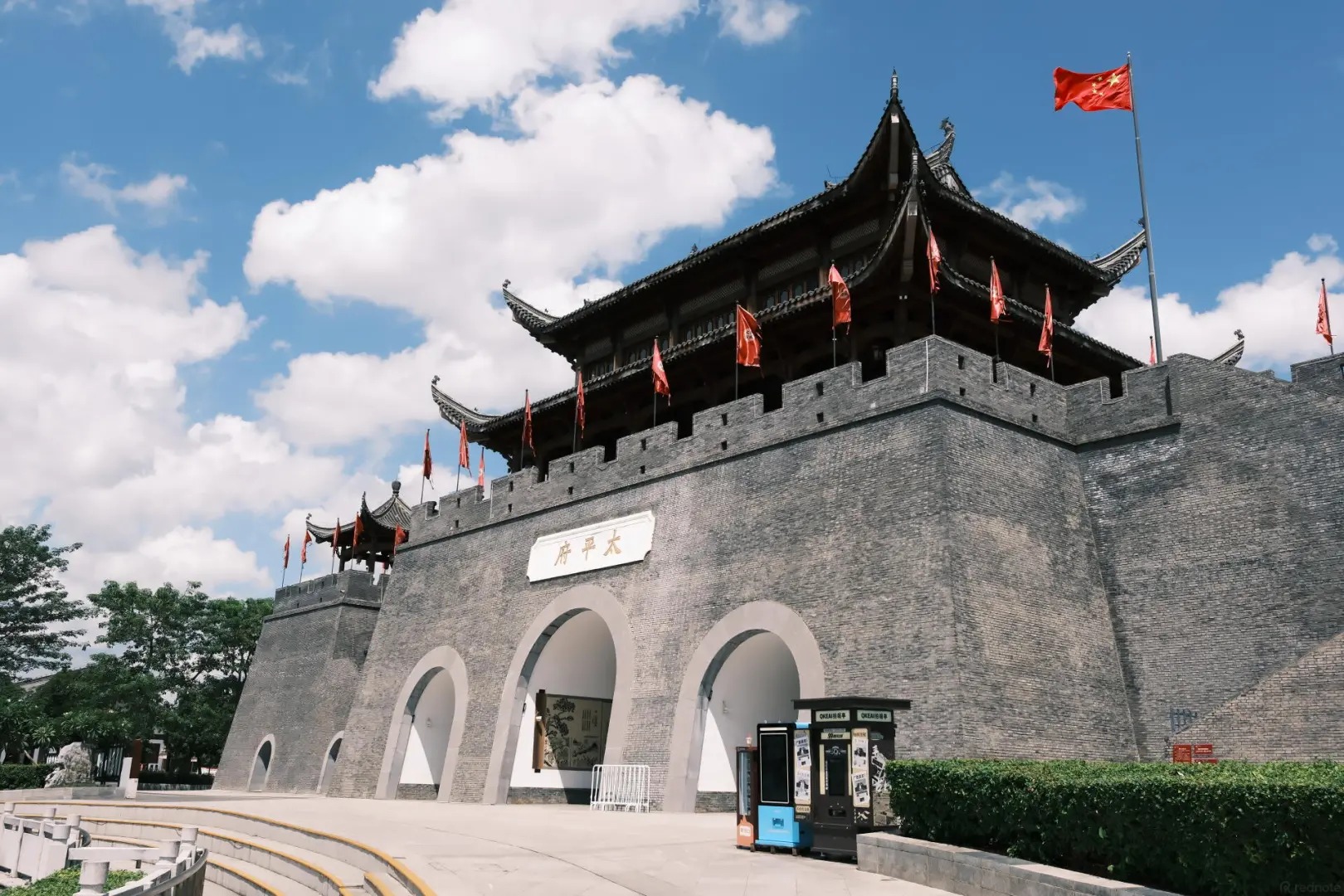 Cổng thành Thái Bình Cổ Trấn Sùng Tả cổ kính với cờ phướn bay trên tường thành