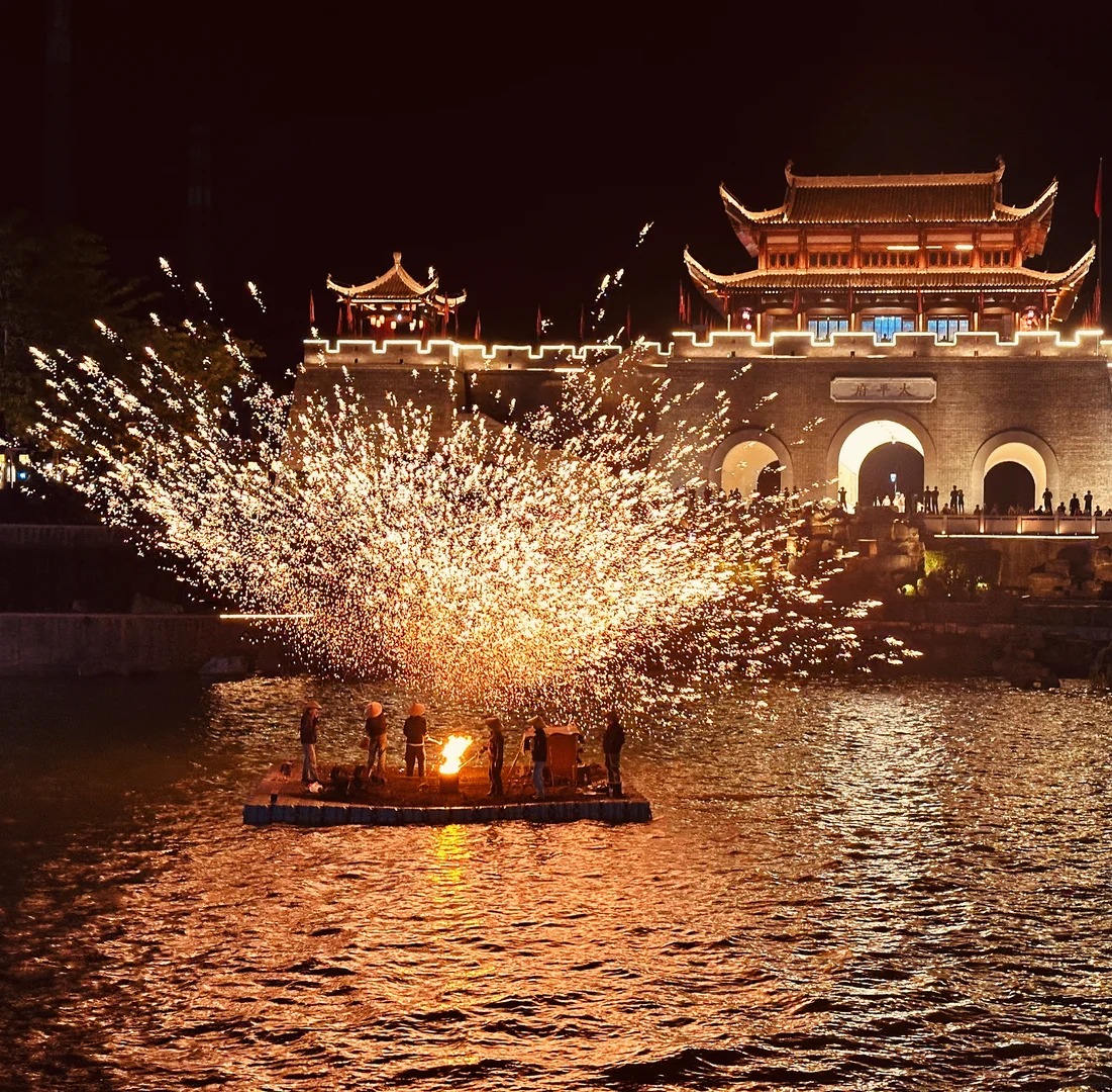 Nghệ nhân biểu diễn đả thiết hoa, hất sắt nóng chảy thành tia lửa ở Sùng Tả