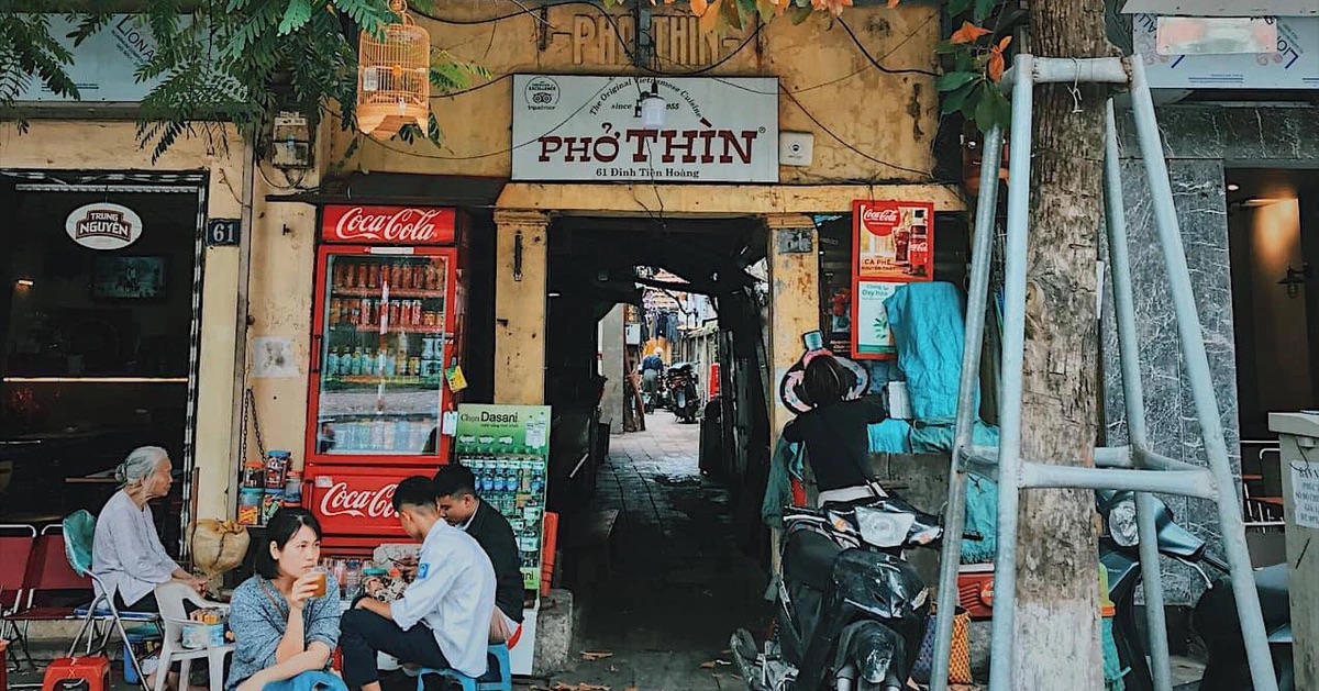 Phở Thìn Bờ Hồ với bò xào lăn béo ngậy, hương mỡ bò lan tỏa trong không gian nhỏ