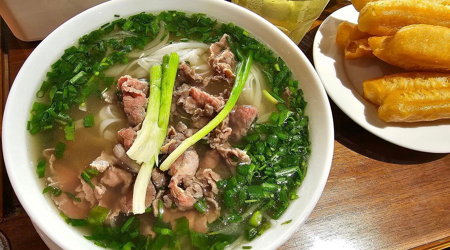 Bát phở Hà Nội với quế hồi thoảng nhẹ, thịt bò thái mỏng và bánh phở mềm