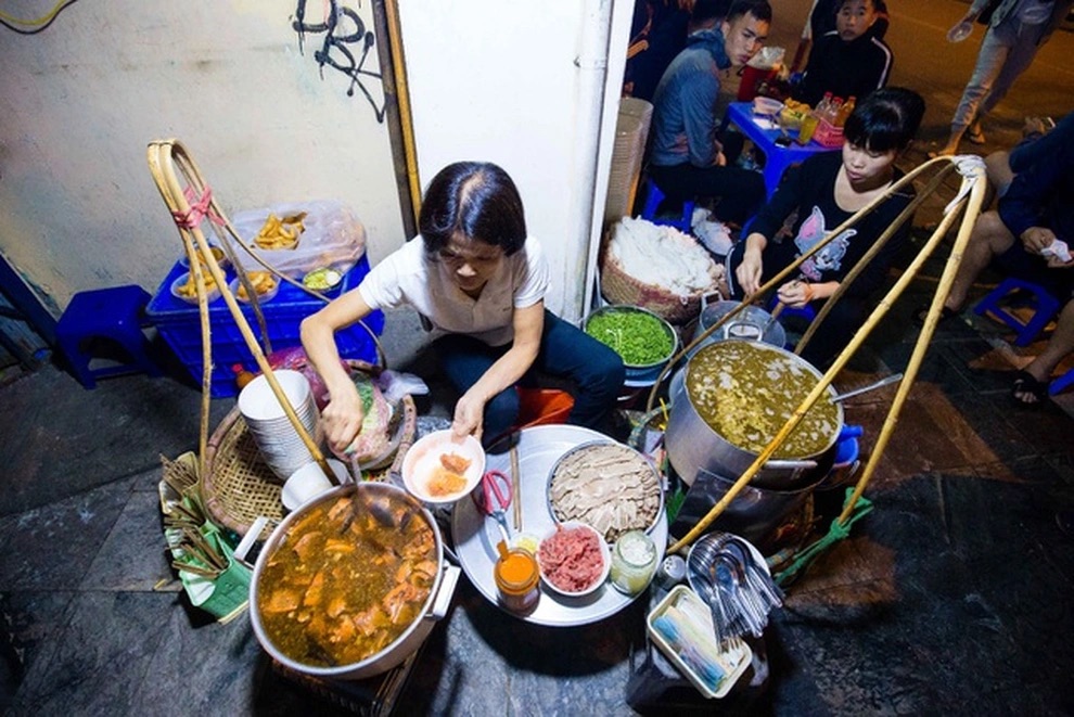 Gánh phở đêm Hàng Chiếu đỏ lửa giữa phố cổ Hà Nội tĩnh lặng