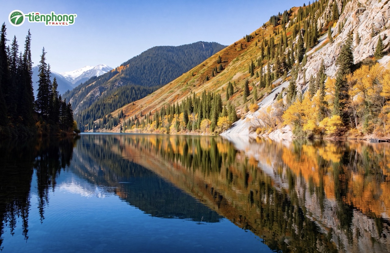 Hồ Kolsai Kazakhstan với mặt nước xanh ngọc giữa dãy Thiên Sơn
