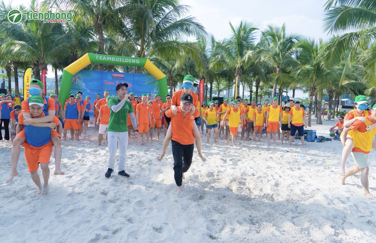 Doanh nghiệp tham gia team building quy mô lớn hàng trăm người tại Hạ Long