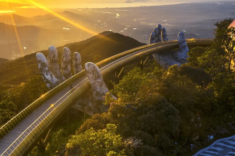 Cầu Vàng tại Ba Na Hills giữa mây trời