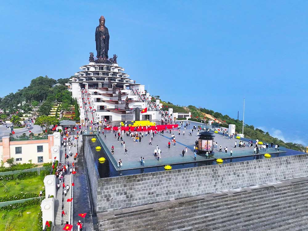 Lễ thượng cờ trên Núi Bà Đen
