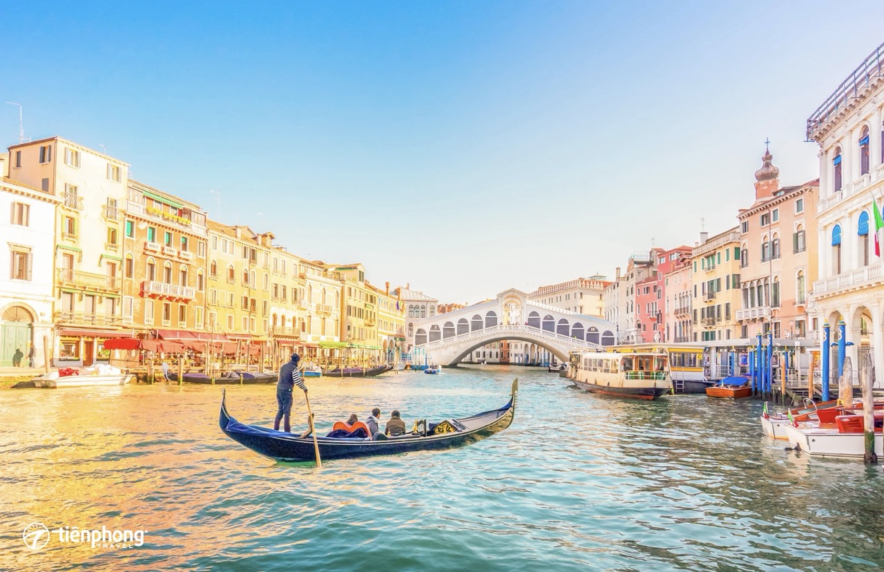 Du ngoạn Venice lãng mạn trên thuyền Gondola