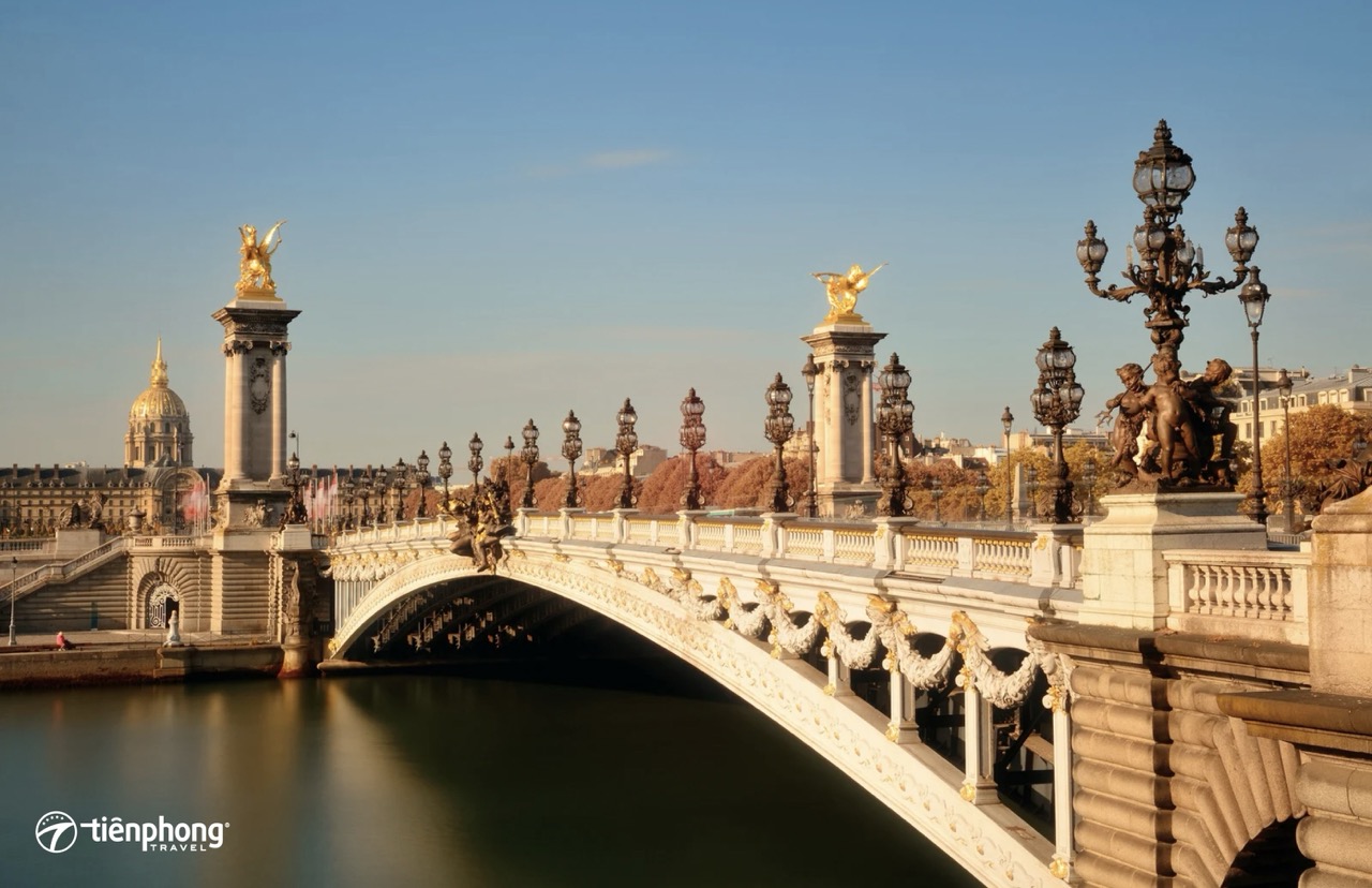 Vẻ đẹp lộng lẫy của cầu Alexandre III bắc qua sông Seine