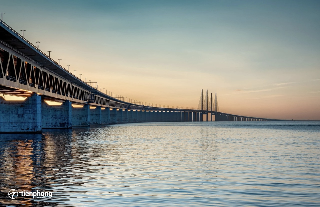 Trải nghiệm đi xuyên biển trên cầu Oresund huyền thoại