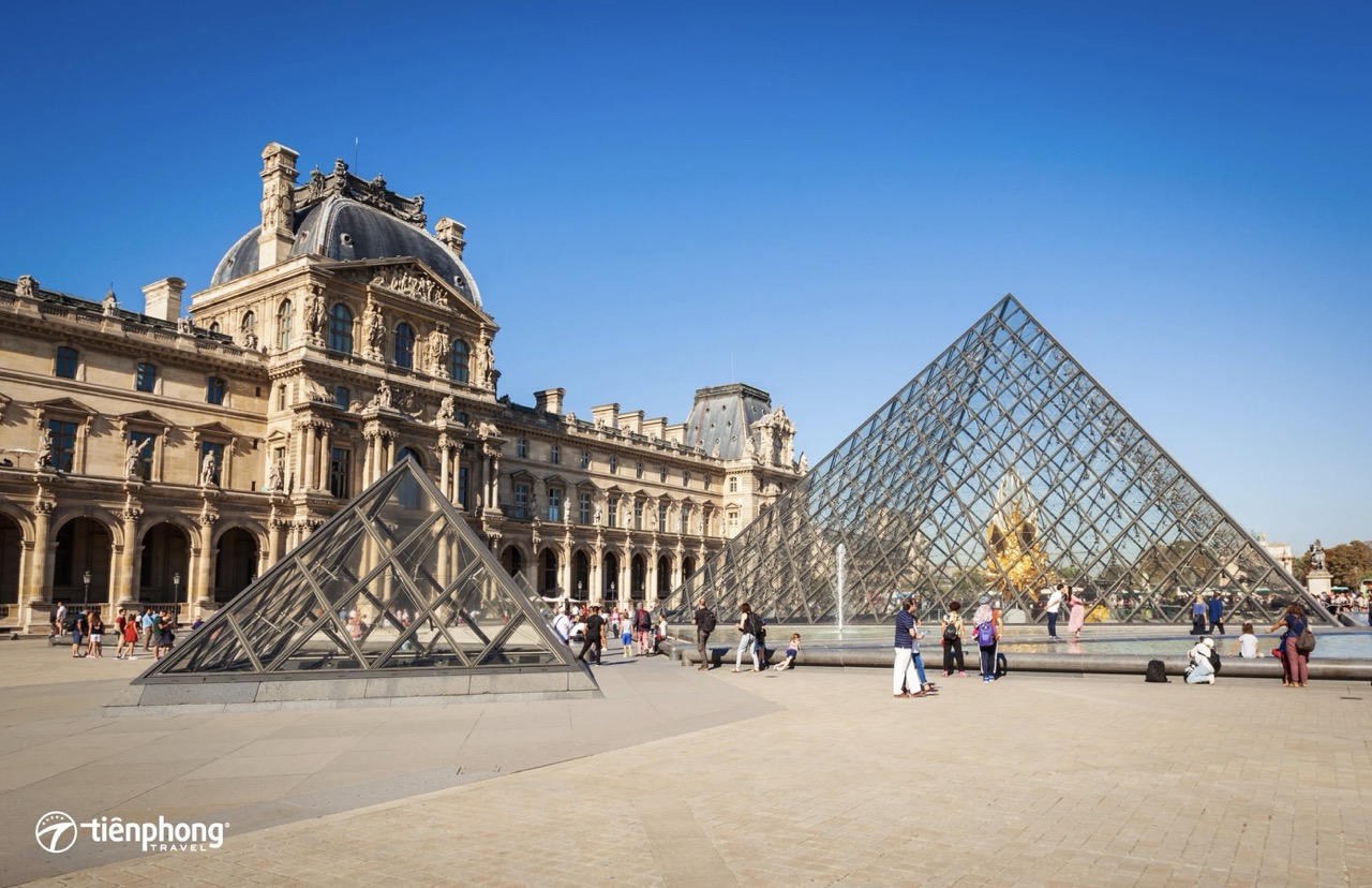 Kiến trúc độc đáo của Kim tự tháp kính tại Bảo tàng Louvre