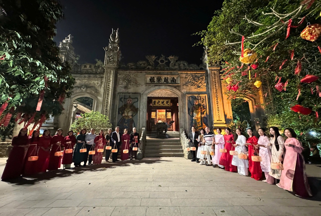 Du khách tham gia tour đêm Đền Hùng với ánh đèn lồng