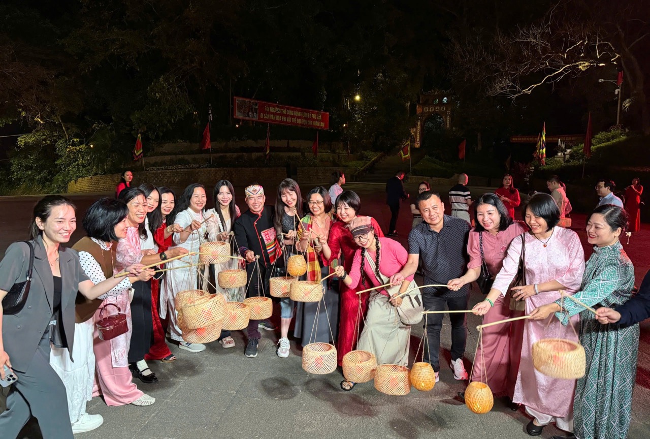 Du khách trải nghiệm tour đêm Đền Hùng