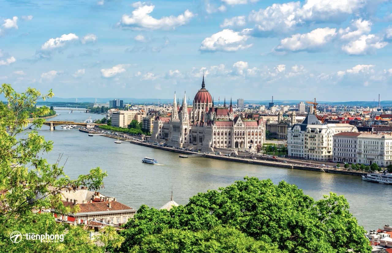 Tòa nhà Quốc hội Hungary nguy nga bên sông Danube thơ mộng