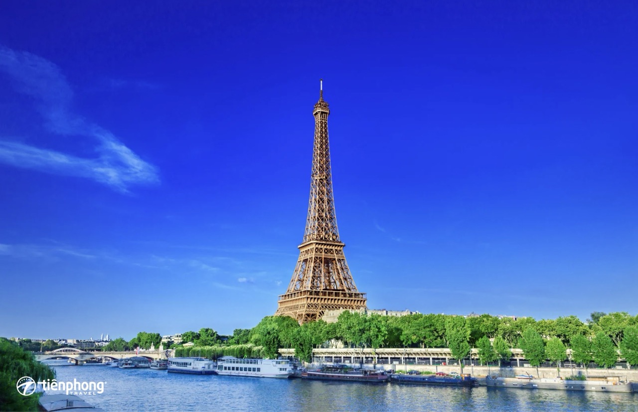 Ngắm nhìn Paris tráng lệ từ du thuyền sông Seine