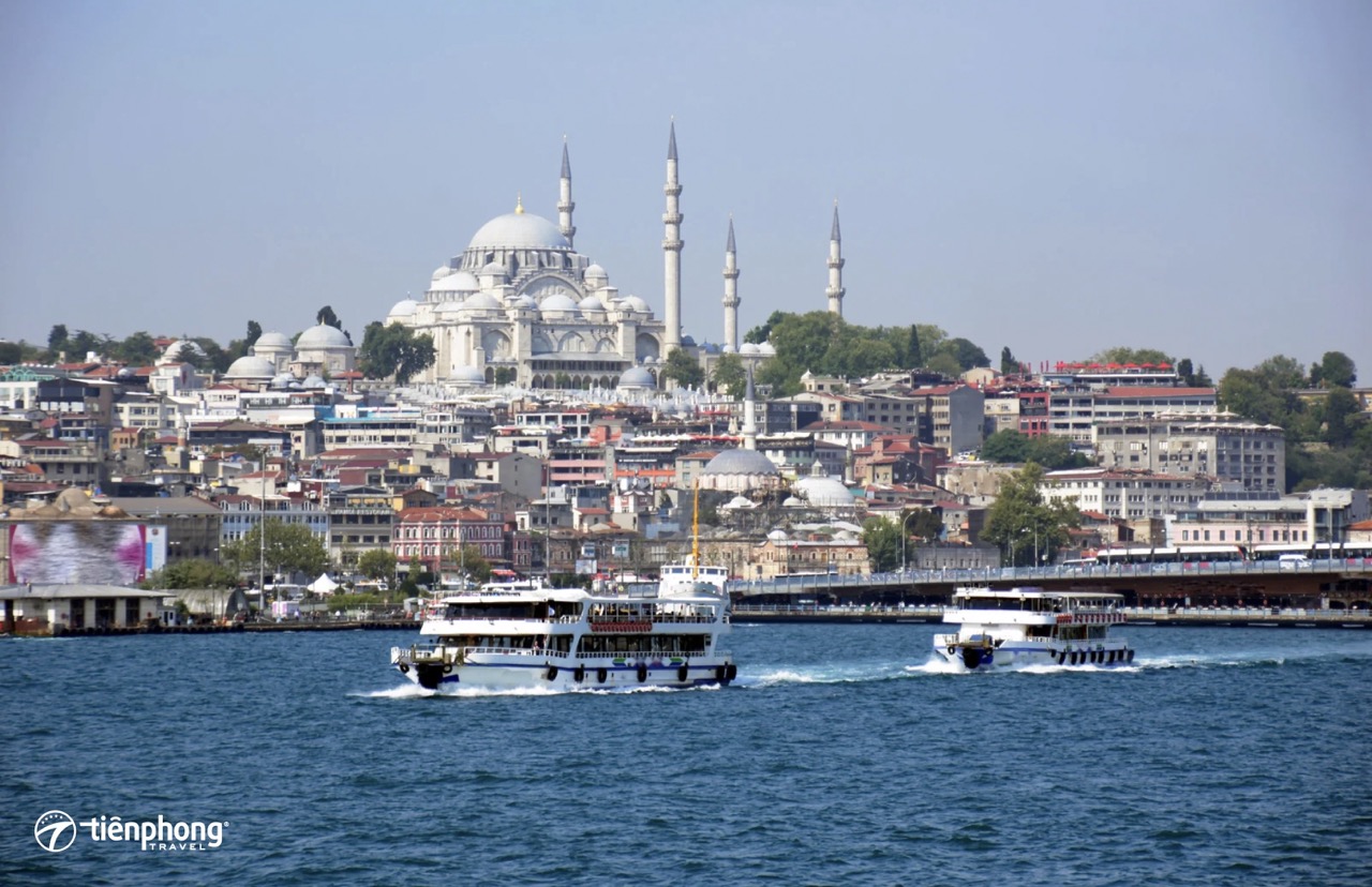 Vẻ đẹp thơ mộng của Istanbul nhìn từ eo biển Bosphorus
