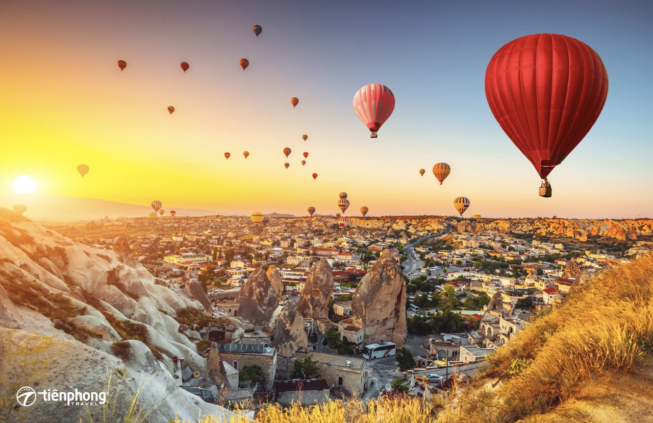Bình minh rực rỡ với hàng trăm khinh khí cầu tại Cappadocia