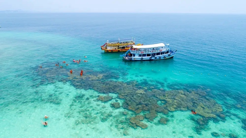 Hòn Mun Nha Trang với nước biển xanh trong và rạn san hô rực rỡ