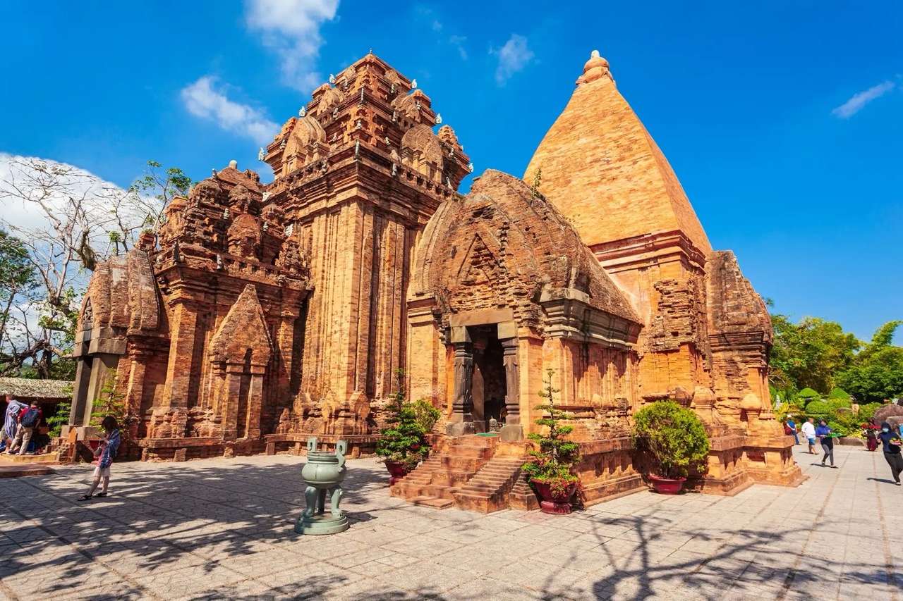 Tháp Bà Ponagar Nha Trang với kiến trúc Chăm Pa cổ kính