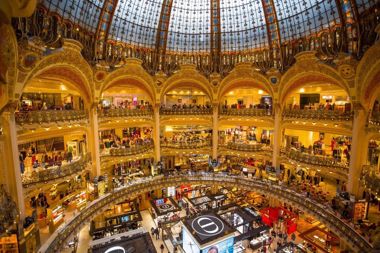 Kiến trúc vòm kính tráng lệ bên trong Galeries Lafayette