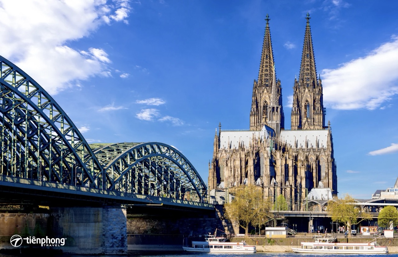 Nhà thờ chính tòa Cologne vĩ đại bên dòng sông Rhine