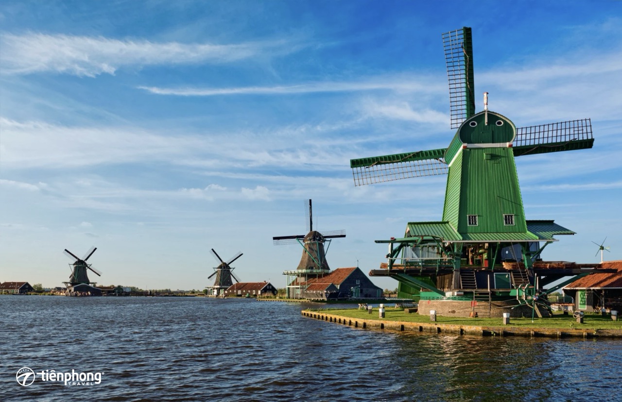 Khung cảnh yên bình tại làng cối xay gió Zaanse Schans
