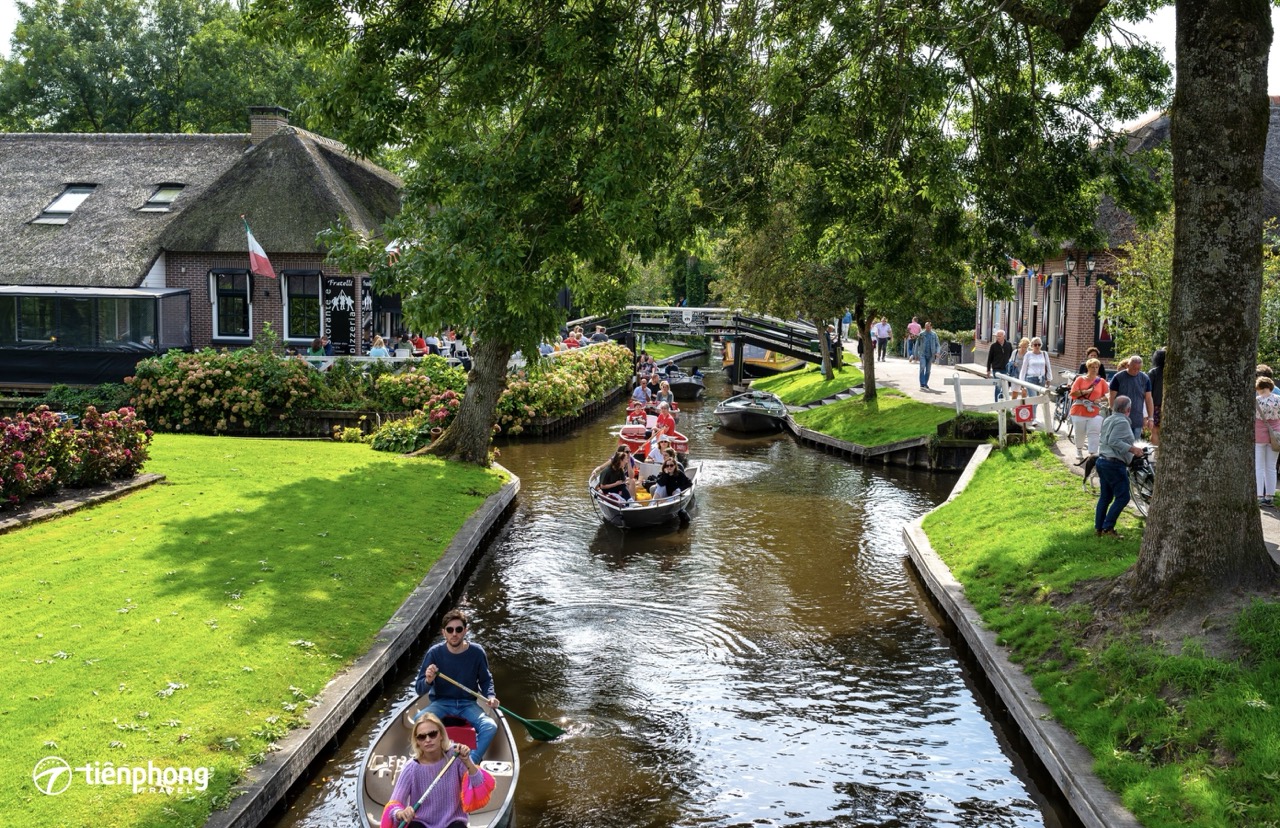 Trải nghiệm đi thuyền tại làng cổ tích Giethoorn