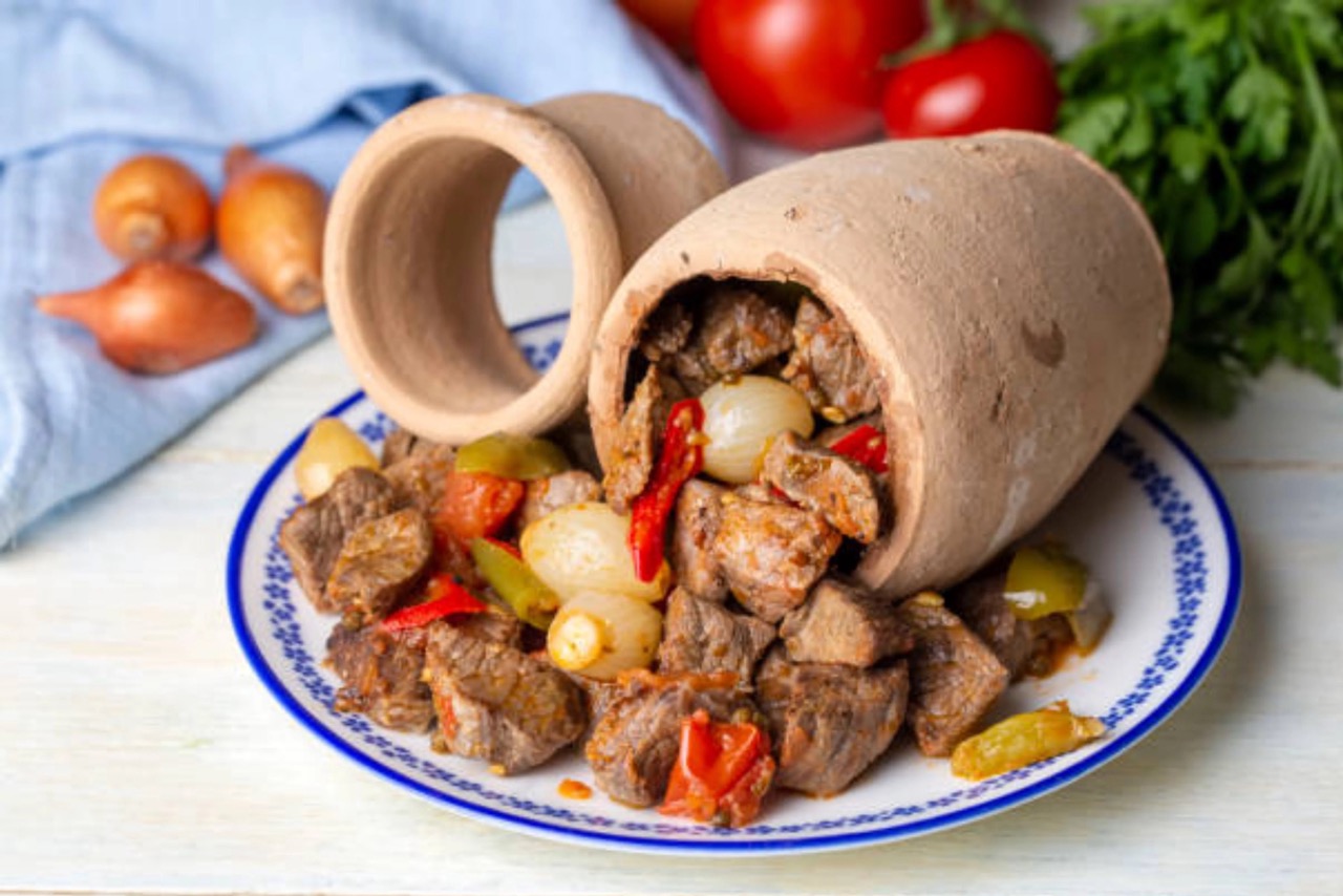 Màn trình diễn đập bình gốm Testi Kebab độc đáo