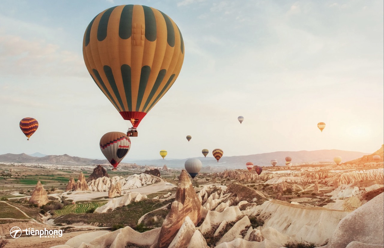 Bình minh huyền ảo với hàng trăm khinh khí cầu tại Cappadocia