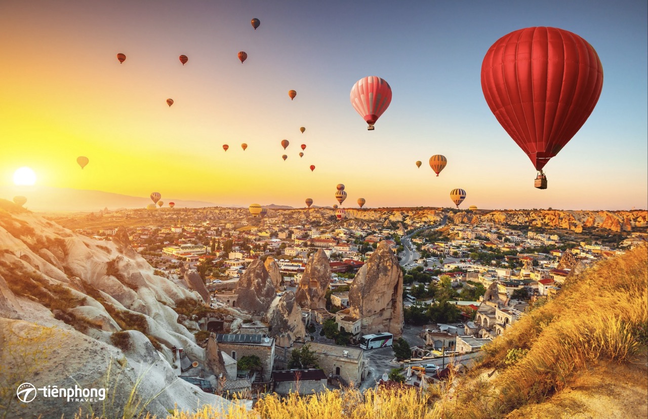 Bình minh kỳ ảo với hàng trăm khinh khí cầu tại Cappadocia