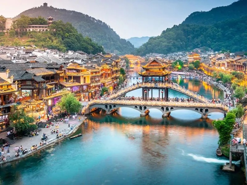 Phượng Hoàng Cổ Trấn trầm mặc và lung linh bên dòng Đà Giang
