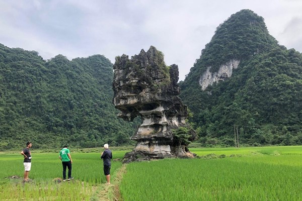 Cảnh quan núi non Cao Bằng trong tuyến du lịch địa chất