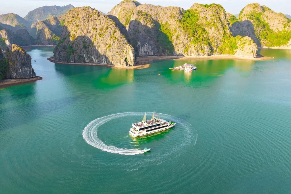 Du thuyền di chuyển giữa Vịnh Hạ Long và Vịnh Lan Hạ