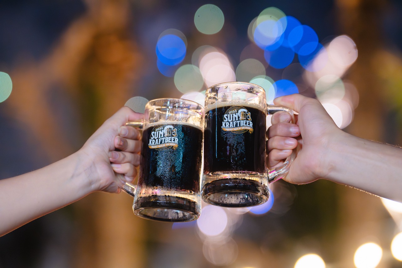 Du khách thưởng thức bia tại Sun Bavaria Cát Bà