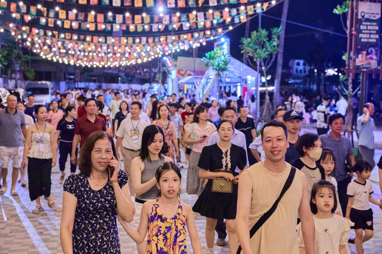 Du khách trải nghiệm lễ hội biển Cát Bà