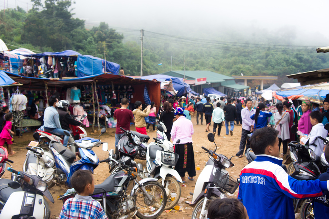 Khách du lịch Mộc Châu đi chợ Lào rất nhộn nhịp