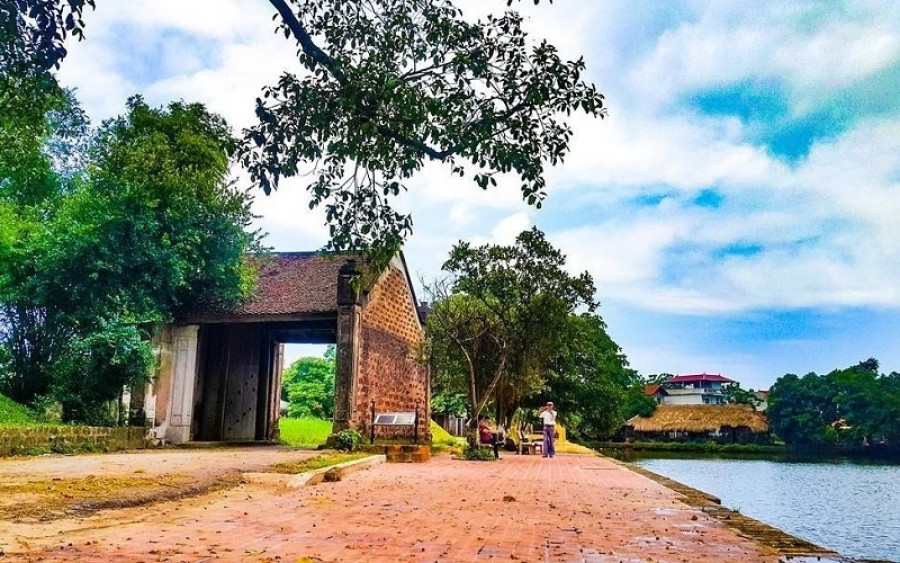 Khám phá làng cổ Đường Lâm bằng xe trâu vui phết! Bạn thử chưa?