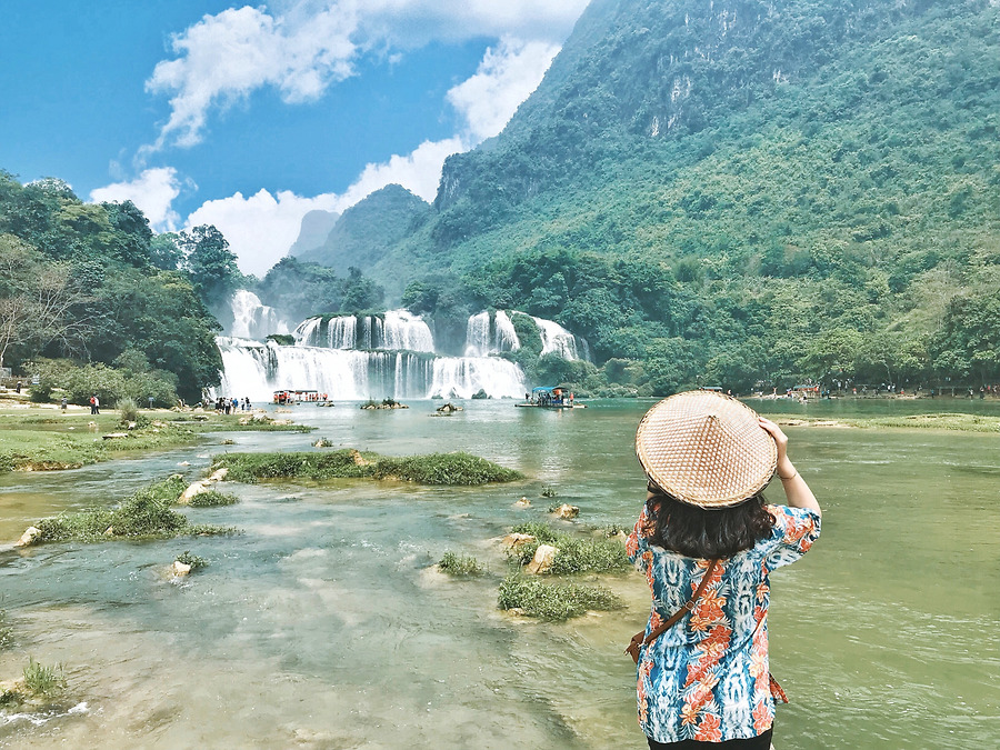 Thác Bản Giốc - một trong những thác đẹp nhất Việt Nam, nổi tiếng với cảnh quan tuyệt đẹp, phong cảnh hùng vĩ giữa đồi núi, rừng cây và sông nước. Hãy khám phá và thưởng thức vẻ đẹp vô giá của thác nước thiên nhiên đầy mê hoặc này.