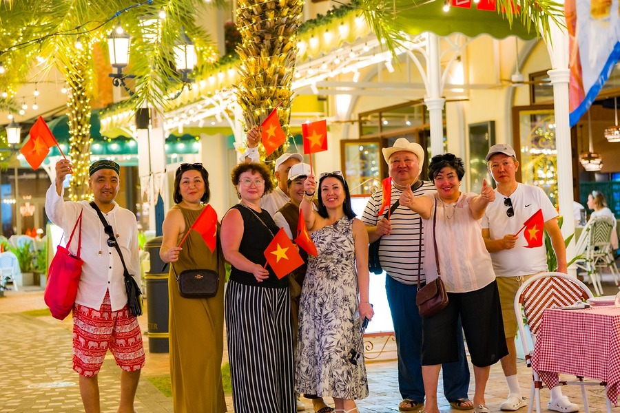 Từ Bắc vào Nam rực rỡ cờ hoa chào mừng Đại hội Đảng: Du lịch Việt Nam khoác lên mình sắc đỏ niềm tin và khát vọng